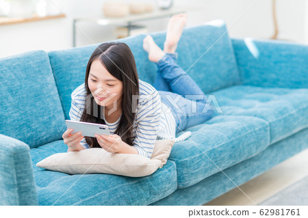 A young lady (a smartphone) 62981761