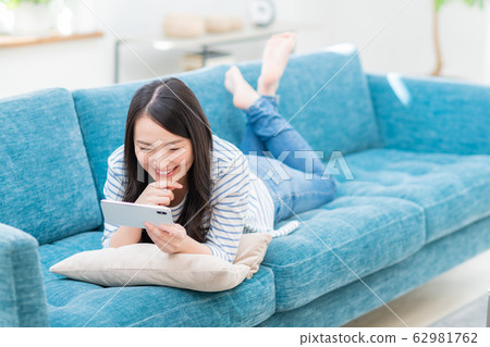 A young lady (a smartphone) 62981762