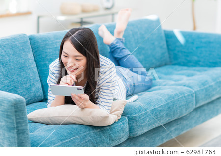A young lady (a smartphone) 62981763