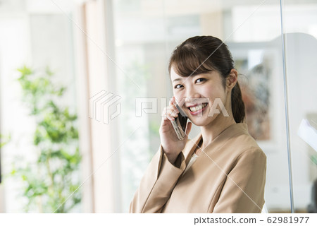 Business women smartphone Business women smartphone 62981977