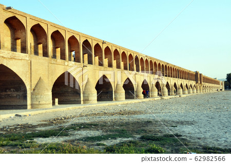 乾燥的Zayande河，伊朗，伊斯法罕的33拱橋 62982566