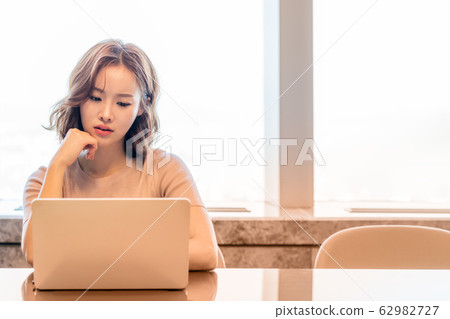 Business Contemplating Young Woman 20s Business Contemplating Young Woman 20s 62982727