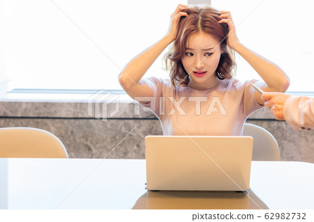 Business Contemplating Young Woman 20s 62982732