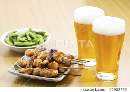 啤酒和烤雞肉串和毛豆 62982763