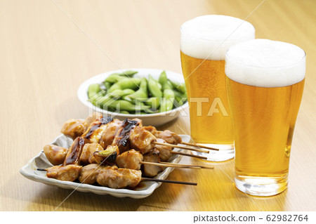 啤酒和烤雞肉串和毛豆 62982764