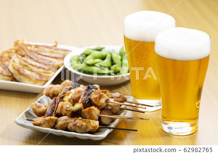 與啤酒相稱的食物_燒鍋，毛豆和餃子 62982765