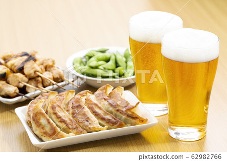 搭配啤酒的菜餚_餃子，烤雞肉串和毛豆 62982766