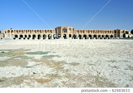 Ijah Isfahan Haju Bridge over the dried Zayande River 62983633