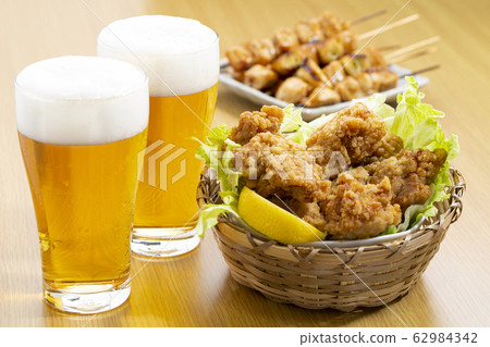 啤酒，炸雞和烤雞肉串 62984342