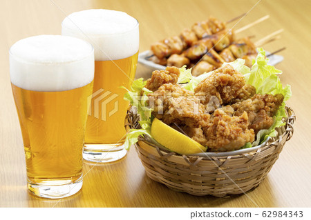 Beer, fried chicken and yakitori 62984343