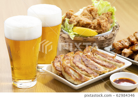 搭配啤酒的菜餚_餃子,卡拉奇和烤雞肉串 搭配啤酒的菜餚_餃子,卡拉奇和烤雞肉串 62984346