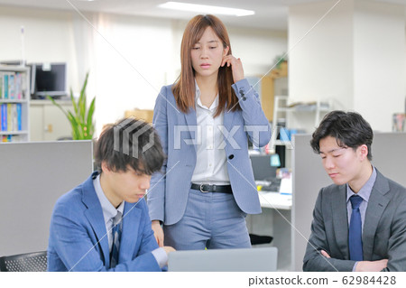 Business woman stunned with hand on hair when problem occurs 62984428
