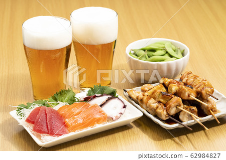 啤酒，生魚片，烤雞肉串和毛豆 62984827