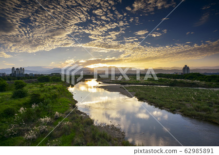 On the river surface, the sun rises on the skyline, and Aya Miyabi is reflected on the water surface. On the river surface, the sun rises on the skyline, and Aya Miyabi is reflected on the water surface. 62985891
