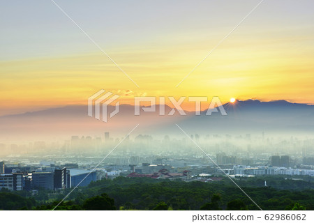 Yumogumo寫的Aya Hikaru Tanabe在山峰的Wajo市大路上空。 62986062