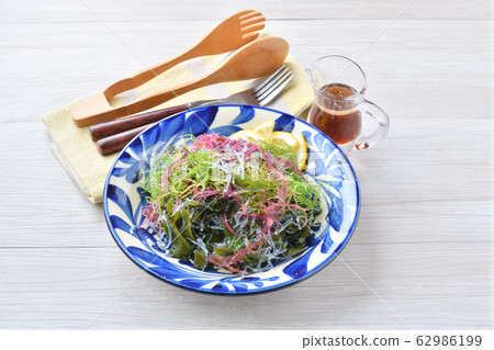Served with seaweed salad (wakame and others) and blue diso dressing. 62986199