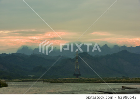 黎明時分，靠近河流的水流，遠處的山峰是龍卡（Ryuka），雲霧，Tenmitsu Tachibana，Birei Sokanru。 62986542