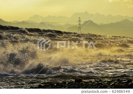 上部河流表面，上部太陽系，上部太陽系，下部流，下部流，下部流，下部流，下游流在岩石上游。 62986549