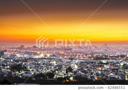 夕陽西下是山下的城堡城市山下。 62986551