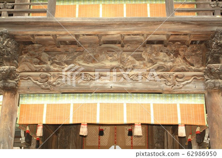 Shimosuwa Town, Nagano Prefecture, the history and tradition of Suwa Taisha Shrine, the sculpture of Harumiya Shrine 62986950