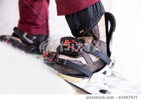 女人穿著滑雪靴 62987425