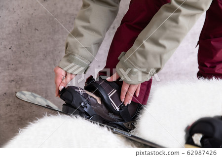 女人穿著滑雪靴 62987426