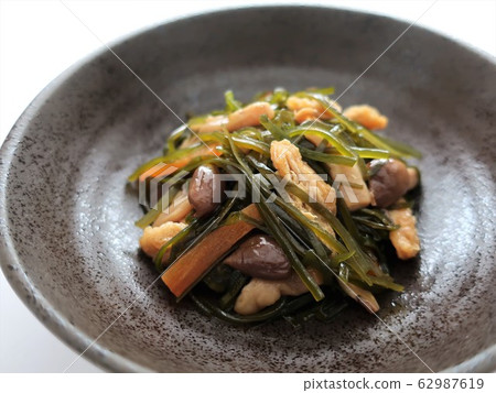 美味煮沸的海帶和shimejime 62987619