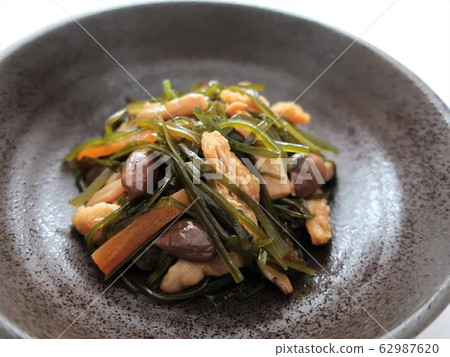 美味煮沸的海帶和shimejime 62987620