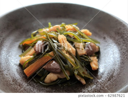 Delicious boiled simmered kelp and shimejime Delicious boiled simmered kelp and shimejime 62987621