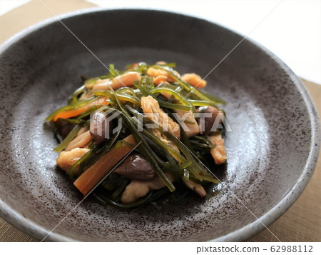 Delicious boiled simmered kelp and shimejime Delicious boiled simmered kelp and shimejime 62988112