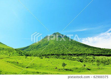 Yufu-dake of Oita prefecture blue sky Yufu-dake of Oita prefecture blue sky 62988375