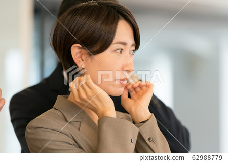 business woman, businesswoman, poise 62988779