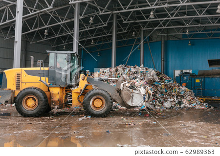 Waste recycling plant. Garbage sorting 62989363