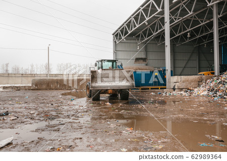 Waste recycling plant. Garbage sorting 62989364