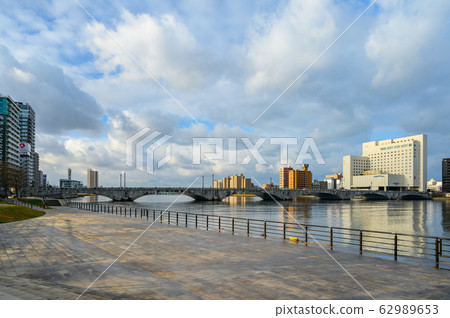 Niigata, Shinano River, early morning Niigata, Shinano River, early morning 62989653