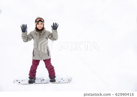 一個女人滑雪 62990418