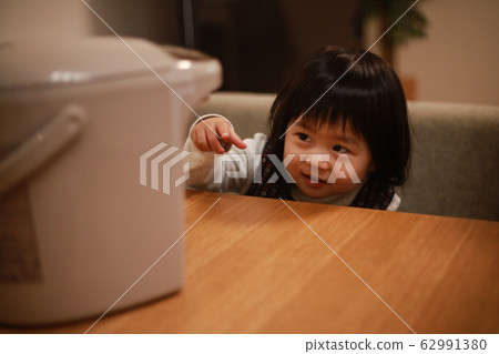 女孩接觸電熱水壺 女孩接觸電熱水壺 62991380