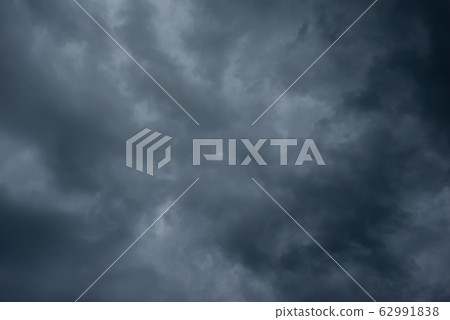 Dark black clouds in the sky, Stormy rain clouds 62991838
