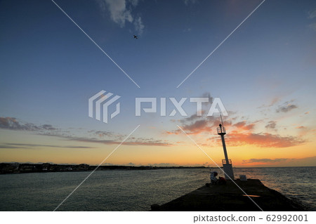 在海灘上美麗的夕陽 在海灘上美麗的夕陽 62992001