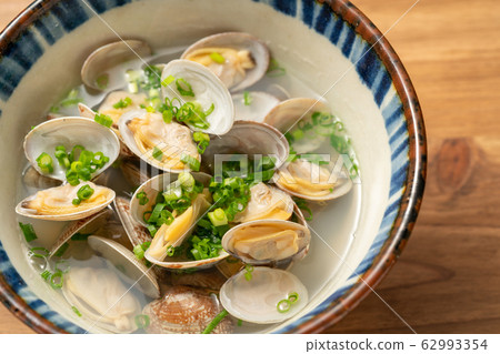 Steamed clam with sake 62993354