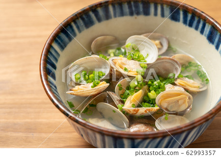 Steamed clam with sake 62993357