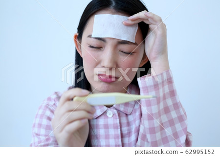 Image of unwell woman Image of unwell woman 62995152