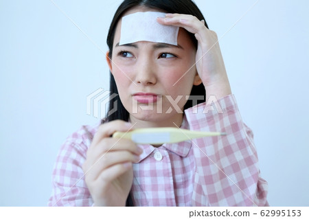 Image of unwell woman 62995153