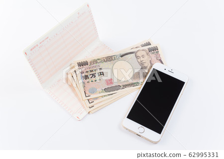 智能手機,存摺和金錢 智能手機,存摺和金錢 62995331