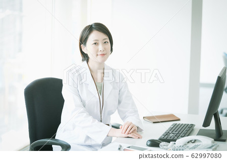 白大褂的女人伏案工作 白大褂的女人伏案工作 62997080