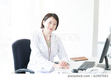 白大褂的女人伏案工作 白大褂的女人伏案工作 62997081