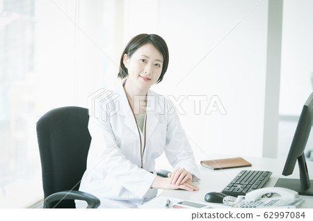 白大褂的女人伏案工作 白大褂的女人伏案工作 62997084