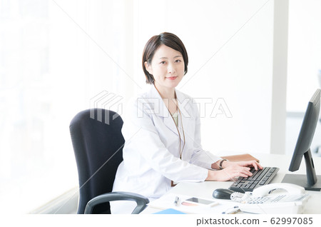 白大褂的女人伏案工作 白大褂的女人伏案工作 62997085