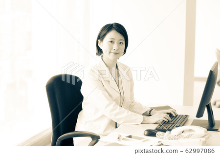 白大褂的女人伏案工作 白大褂的女人伏案工作 62997086