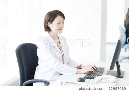 白大褂的女人伏案工作 白大褂的女人伏案工作 62997089